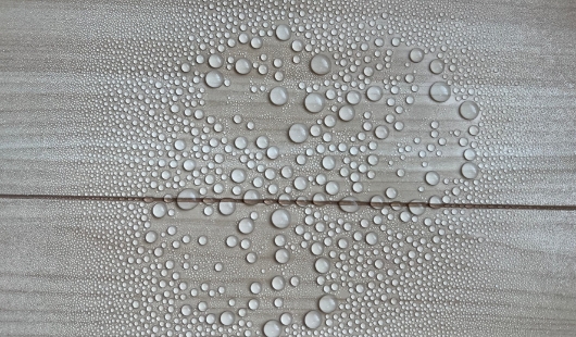 撥水している床の写真