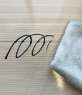 フローリングの落書きを消すイメージ画像