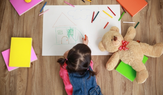 子供がお絵描きしている画像